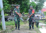 Sambut Libur Lebaran, Personel Kodim 1402/Polman Dan Warga Bersihkan Pantai