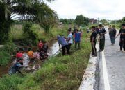 Di Bulan Puasa, Babinsa Koramil 1015-04/Baamang Tetap Eksis Gotong Royong Bersama Warga
