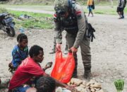 Satgas Ops Damai Cartenz-2025 Perkuat Hubungan Dengan Masyarakat, Sapa Mama-Mama Penjual Lokal di Intan Jaya