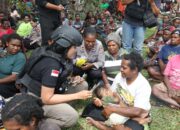 Operasi Damai Cartenz-2025 Gelar Bakti Sosial Humanis Di Tengah Pengungsian Warga Puncak Jaya