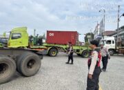 Polres Priok-Ditlantas Polda Metro Berjibaku Atasi Macet Akibat Lonjakan Truk Peti Kemas