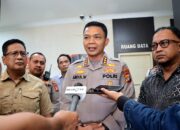 KOMPOLNAS TINJAU TKP PEMBAKARAN MOBIL POLISI DI DEPOK, SOROTI SERIUS PENEGAKAN HUKUM
