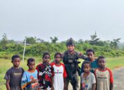 Personel Satgas Tindak Operasi Damai Cartenz Jalin Keakraban dengan Anak-anak di Puncak Jaya