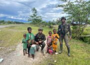 Personel Satgas Tindak Operasi Damai Cartenz Jalin Keakraban dengan Anak-anak di Puncak Jaya