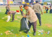 Polres Metro Jakarta Pusat Turun Tangan Bersihkan Sampah Usai May Day di Monas