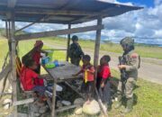 Patroli Dialogis Ops Damai Cartenz Sapa Anak-anak di Distrik Kenyam, Nduga