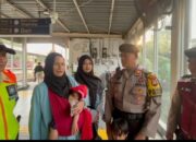 Tersesat di Jakarta, Ibu Dan Tiga Anak Dibantu Polisi Menuju Stasiun Grogol