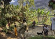 Satgas Damai Cartenz 2025 Sapa Mama Papua dan Anak-anak di Intan Jaya dalam Patroli Dialogis