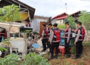 Polri Peduli Masyarakat: Personel Dit Samapta Polda Bengkulu Bantu Warga Bersihkan Rumah Roboh Pasca Gempa 6,3 SR