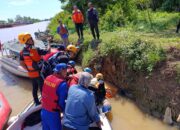 Tim SAR Ditpolairud Polda Metro Jaya Lakukan Pencarian Korban Tenggelam Di Sungai CBL Babelan Bekasi