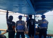 Sat Pol Airud Polres Garut Evakuasi Perahu Nelayan Terbalik di Pantai Karang Papak