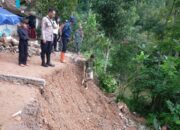 Kapolsek Banjarwangi Cek TKP Tanah Longsor Dan Pergeseran Tanah di Empat Desa
