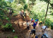 Polsek Bungbulang Bersama Warga dan Aparatur Desa Gotong Royong Bersihkan Material Longsor