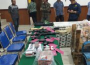 Satgas Ops Damai Cartenz serahkan tersangka Yuni Enumbi dan Barang Bukti Ratusan Amunisi ke Kejari Jayapura