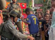 Satgas Ops Damai Cartenz 2025 Berbagi Kasih, Bagikan Pakaian untuk Anak-anak Di Puncak Jaya