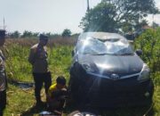 MENGANTUK SAAT MENGEMUDI, TOYOTA AVANZA TABRAK WARUNG DAN MASUK KE PERKEBUNAN DI CIKELET