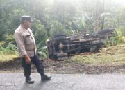 Polsek Cihurip Cek Langsung Kecelakaan Truk Terperosok di Jalan Gunung Geulap