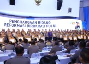 Kapolri Berikan Penghargaan Pembangunan Zona Integritas WBK Kepada Divisi Humas Polri