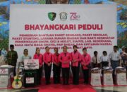 Kunjungi Raja Ampat, Ketum Bhayangkari Ny. Juliati Sigit Prabowo Salurkan Sembako hingga Gelar Khitanan Massal