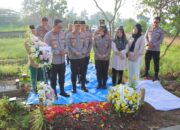 Peringati Hari Bhayangkara ke-79, Baharkam Polri Ziarah ke Makam Briptu Anumerta Ghalib