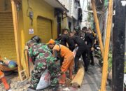 Brimob Polda Metro Jaya Bersama Warga Gelar Kerja Bakti Pasca Kebakaran di Kwitang