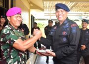 Satuan Brimob Polda Metro Jaya Mendapat Surprise Dari TNI AL Korps Marinir, Wujud Sinergi TNI-Polri di Hari Bhayangkara ke-79