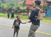 Satgas Humas Ops Damai Sambangi Warga & anak-anak di Distrik Kulirik, Puncak Jaya