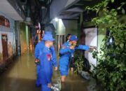 Tim SAR Ditpolairud Polda Metro Jaya Tanggap Banjir, Laksanakan Patroli dan Evakuasi Warga di Jakarta Timur