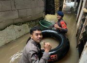 BRIMOB METRO JAYA TERJUNKAN TIM SAR EVAKUASI WARGA TERDAMPAK BANJIR DI KEBON PALA, JAKARTA TIMUR
