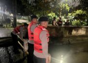 Brimob Polda Metro Jaya Laksanakan Patroli SAR di Wilayah Tangsel, Bantu Warga Terdampak Genangan Air