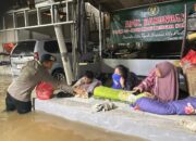 Brimob Polda Metro Jaya Laksanakan Patroli Siaga Banjir Di Jati Padang, Distribusikan Bantuan Ke Warga