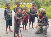 Personel Ops Damai Cartenz Sambangi Anak-anak Di Puncak Jaya