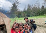 Satgas Ops Damai Cartenz 2025 Gelar Patroli dan Bagi Sembako di Distrik Omukia, Puncak Papua Tengah