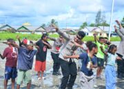 Simbol Damai dan Kasih Sayang, Satgas Ops Damai Cartenz Bermain Bersama Anak-anak Mimika