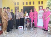 Kapolres Metro Bekasi dan Ketua Bhayangkari Cabang Metro Bekasi Serahkan Kursi Roda untuk Dua Warga Disabilitas di Tambelang