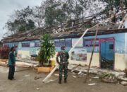 Anggaran Bukan Penghalang: Babinsa dan Warga Gotong Royong Rehab Sekolah di Palampang