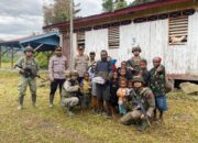 Satgas Ops Damai Cartenz Sambangi Kampung Apom Kiwirok, Salurkan Bantuan Bibit Tanaman dan Alat Tulis