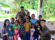 Satgas Ops Damai Cartenz Berbagi Bingkisan Makanan Ke Warga Kampung Ansudu, Sarmi, Papua