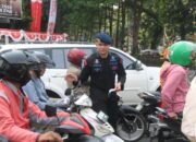 Sambut Hari Kemerdekaan RI, Brimob Polda Metro Jaya Bagikan 5.000 Bendera Merah Putih di Tiga Titik Strategis Jakarta Pusat