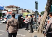 Kapolres Pelabuhan Tanjung Priok Bagikan Bendera Merah Putih, Ajak Masyarakat Kobarkan Semangat Nasionalisme