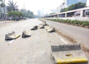 Massa Aksi Rusak Pagar Kawat DPR dan Robohkan Separator Busway, Polisi Ingatkan Tetap Tertib