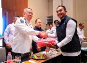 Peringati HUT ke-80 RI, Pemkot Tangsel Bagikan Ribuan Bendera Merah Putih