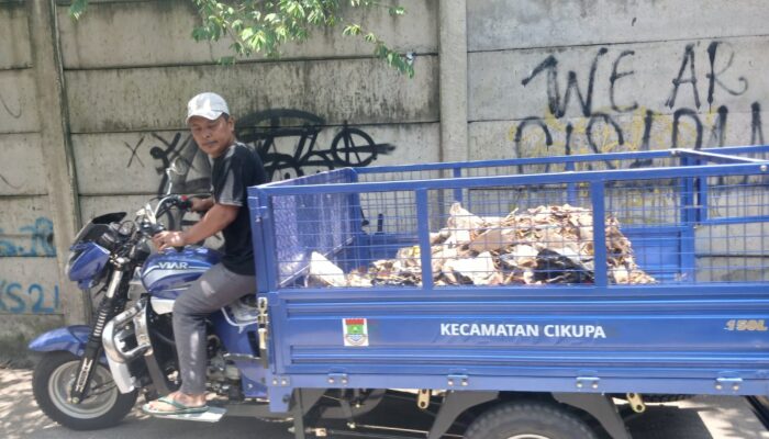Untuk Kepentingan Kebersihan Dan Ketertiban Lingkungan RT 01 RW 03 Desa Pasir Gadung Bersihkan Sampah yang Menumpuk