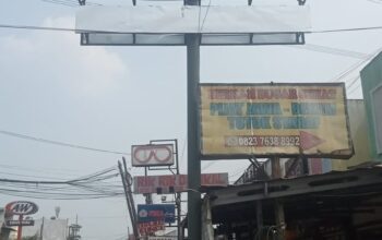 Reklame Besar Parigi Sukabakti Janggal Tak Berizin. Keselamatan Warga Jadi Taruhannya