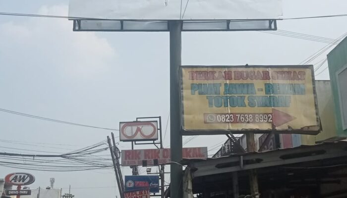 Reklame Besar Parigi Sukabakti Janggal Tak Berizin. Keselamatan Warga Jadi Taruhannya